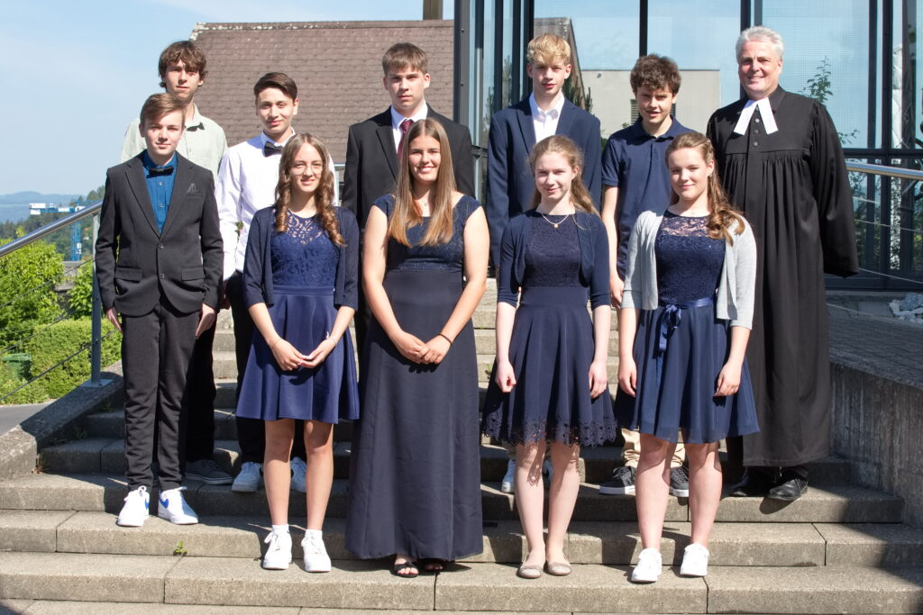von links nach rechts: Fabrice Bain, Ron Kleebauer, Dominik Stahl, Linda Haller, Pascal Wey, Alisha Riedi, Noël Beyeler, Sofia Huber, Julius Mann, Rahel Baumann, Pfr. Elmar Bortlik