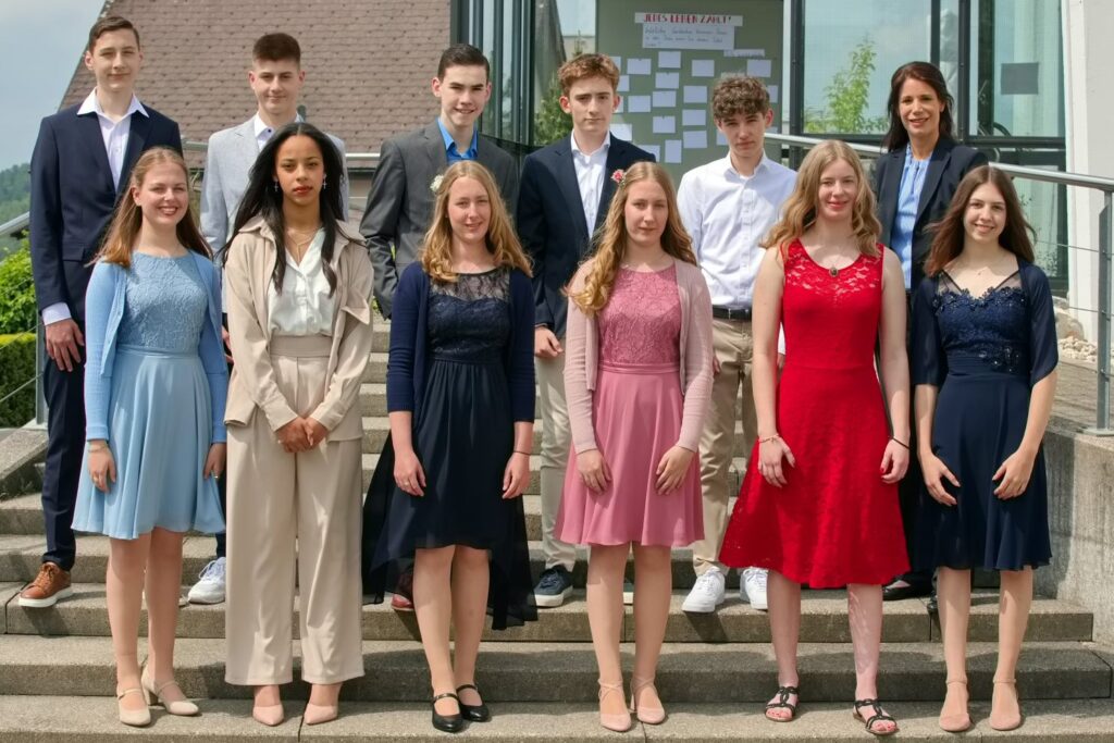 Oben links nach rechts/unten links nach rechts:

Linus Fuchs, Remo Notter, Cyril Hanzal, Simon Haddon, Flemming Korfitsen, 
Ilona Roth, Sara Deubelbeiss, Katja Roth, Laura Roth, Danja Herzog, Siena Benzenhofer
